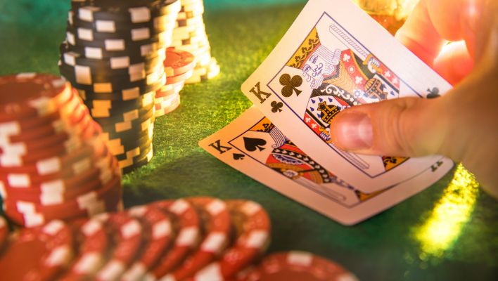 Pokerkort och pokerchips på bord